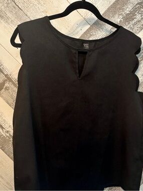 Black Scallop Sleeveless Keyhole Neck Women's Top